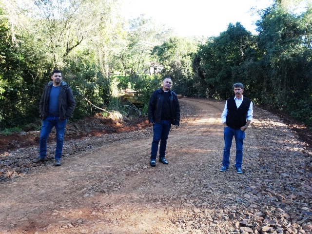 Vereadores verificam em lóco readequação das estradas na Linha Barreirão.
