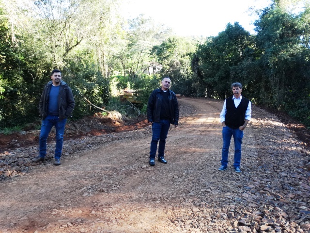 Vereadores verificam em lóco readequação das estradas na Linha Barreirão.