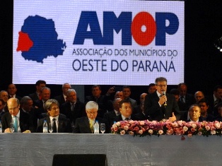 Agronegócio é protagonista de noite de homenagens da Amop.