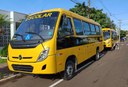 Administração entrega dois ônibus escolares à Secretaria de Educação e vereadores acompanham.