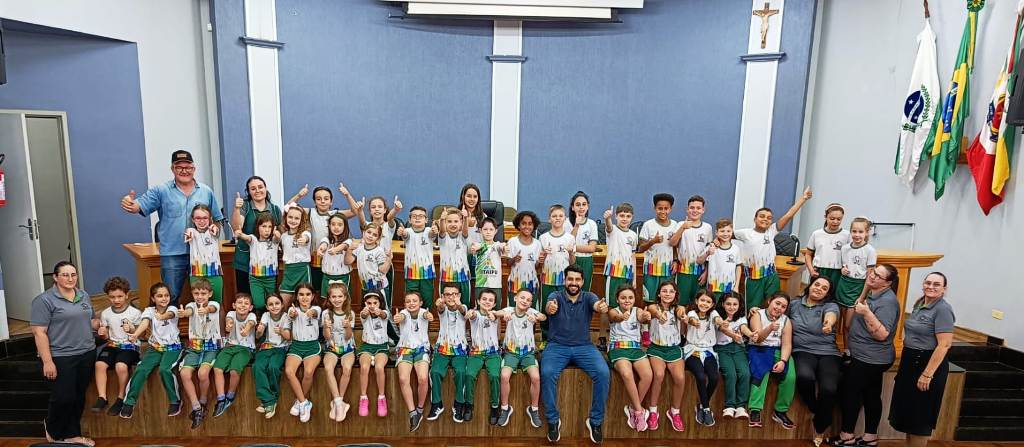 ALUNOS DA ESCOLA PIAMARTA VISITAM A CÂMARA DE MATELÂNDIA.