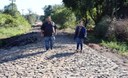 Avança pavimentação com pedras irregulares na Marquesita e novo asfalto até a Comunidade deve iniciar em breve.