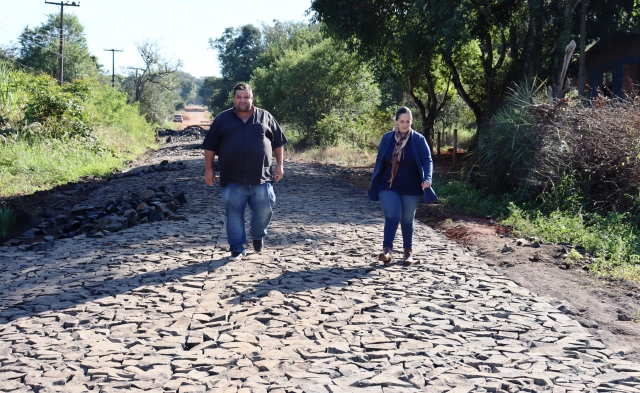 Avança pavimentação com pedras irregulares na Marquesita e novo asfalto até a Comunidade deve iniciar em breve.