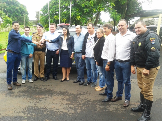 Deputada Claudia Pereira entrega veículo à Polícia Militar de Matelândia