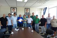 Emater entrega projeto de Readequação de Estradas Rurais ao município e vereadores participam.