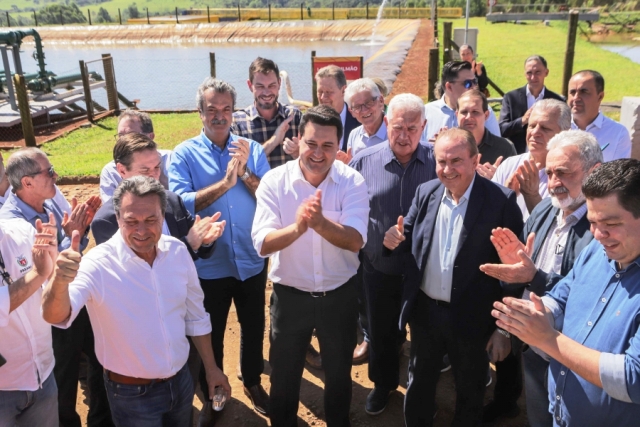 Governador do Paraná conhece novo sistema de reuso de água da Lar, vereadores acompanharam.