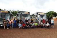 Governo Municipal faz entrega de três ônibus para a Secretaria de Educação e Cultura e vereadores prestigiam evento.