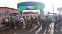 Matelândia entrega projeto "Programa Pedala Paraná" e ganha trecho sinalizado com placas e totem para ciclistas.