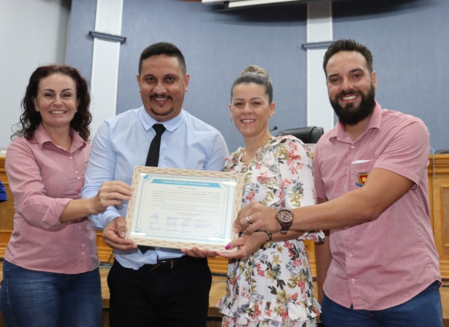 Pastor Gilmar e esposa Leonir do Ministério Quero Viver recebem Moção de Aplausos.