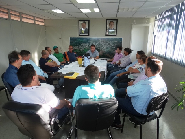 Prefeito e vereadores tem café da manhã no gabinete.