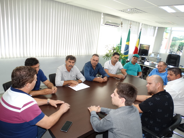 Prefeito recebe vereadores para um café da manhã.