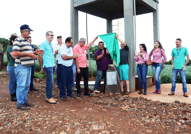 Produtores de Matelândia ganham abastecedouros comunitários e vereadores acompanham inaugurações.