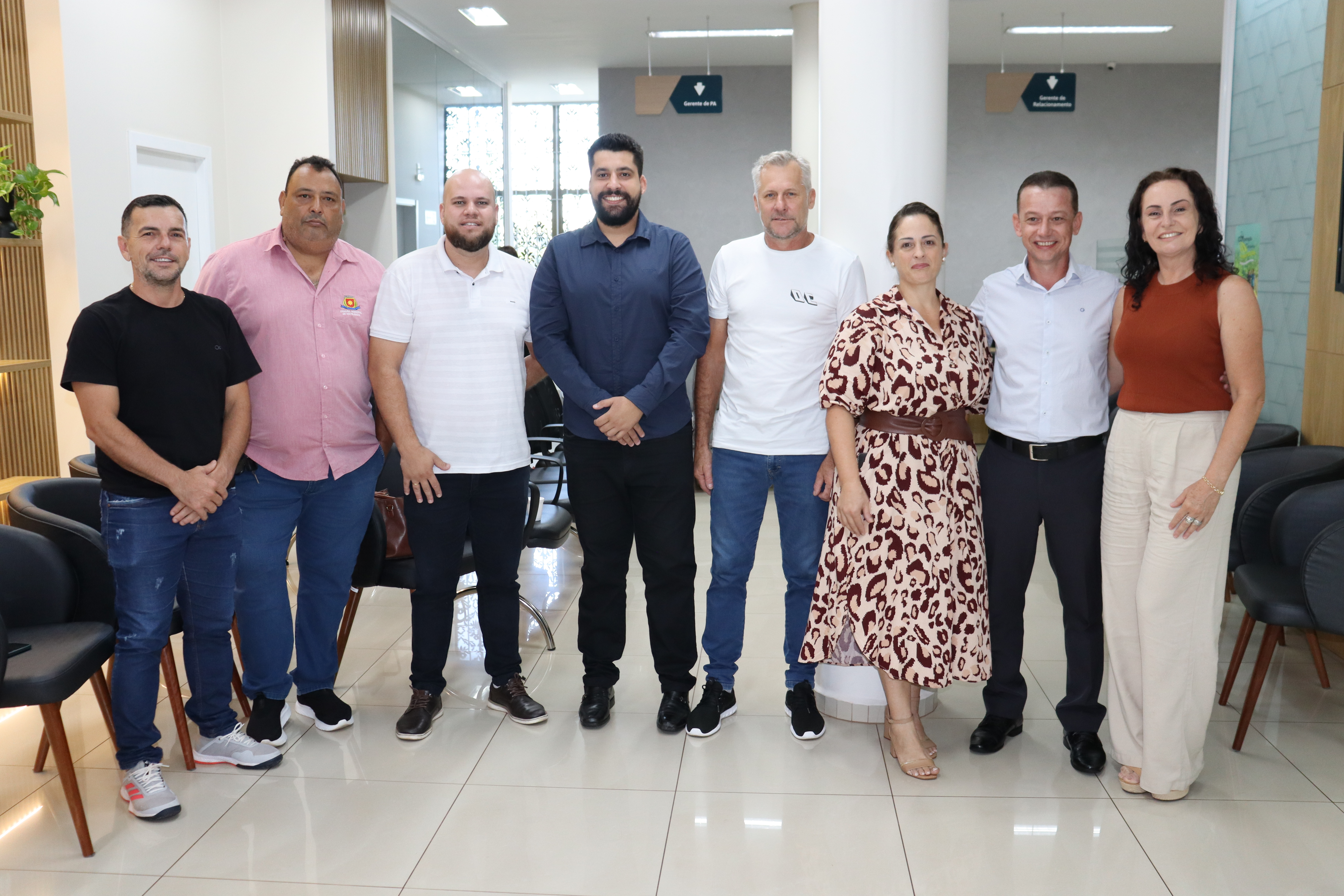 Sicoob Matelândia realiza ato de posse do novo gerente e vereadores acompanham.