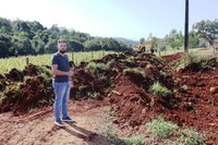 Vereador Cleiton Pecatti visita obras de recuperação da estrada do Rio Uru.
