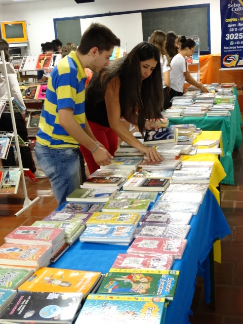 VEREADOR E PRESIDENTE DO LEGISLATIVO VISITOU FEIRA DO LIVRO DO COLÉGIO EUCLIDES DA CUNHA