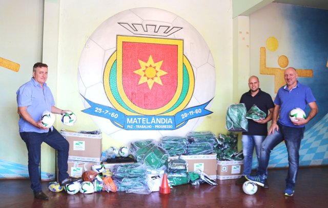 Vereador Rafael Felisberto recebe kits esportivos e repassa a alunos das escolinhas do município.