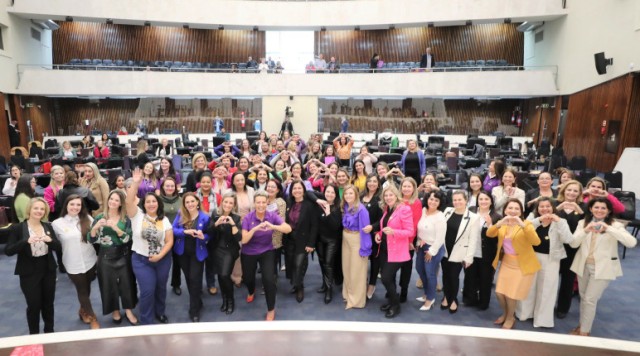 Vereadora Marenilce Mezzomo esteve no 4° Encontro das Procuradorias Especiais da Mulher do Estado do Paraná no Plenário da Assembleia.