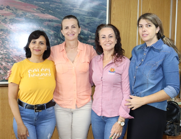 Vereadoras e vice-prefeita discutem ações para o mês da Mulher.