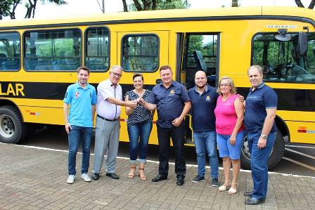 Vereadores acompanham entrega de mais um ônibus escolar para a Secretaria de Educação de Matelândia