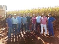 Vereadores acompanham obra de pavimentação na Linha Bado e construção de ponte.