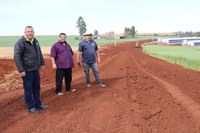 Vereadores Bedéco e Serjão conhecem nova tecnologia para aumentar vida útil de estradas rurais.