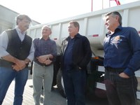Vereadores de Matelândia acompanham entrega de caminhão caçamba.