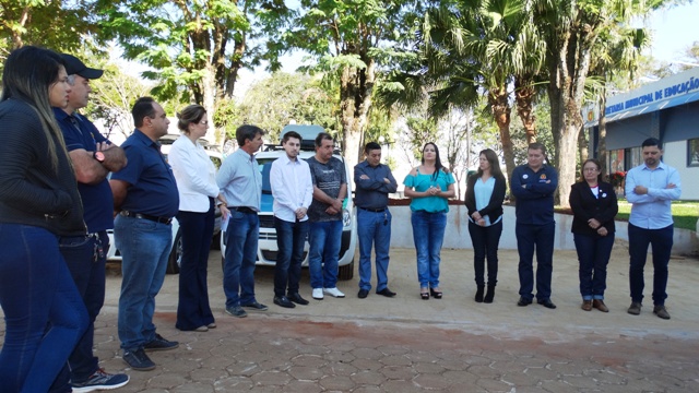 Vereadores estiveram presentes na entrega de três veículos novos para saúde.