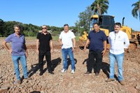 Vereadores Luizinho e Serjão comemoram preparação do terreno da nova escola no Bairro Vila Nova.