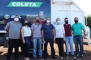 Vereadores participam da entrega de novo caminhão coletor-compactador de lixo.