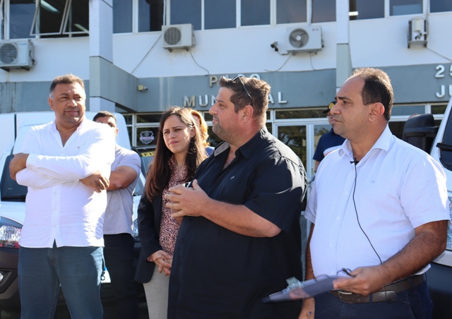 Vereadores participam de ato da entrega de 04 veículos e uma Motoniveladora.