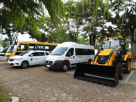 Vereadores participam de entrega novos veículos para a frota municipal.