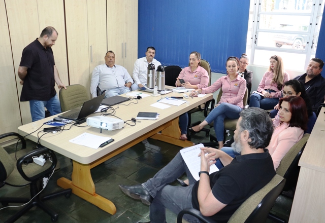 Vereadores participam de reunião sobre revisão do Plano Diretor.