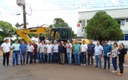 Vereadores participam de solenidade de entrega uma escavadeira hidráulica destinada pelo ex-Deputado Dilceu Sperafico.