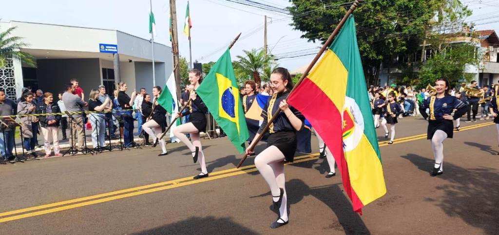 Vereadores participam do Desfile Cívico Municipal do 7 de setembro.