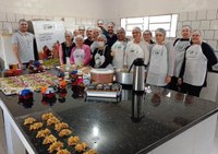 Vereadores participam do encerramento de curso de doces caseiros.