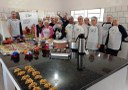 Vereadores participam do encerramento de curso de doces caseiros.