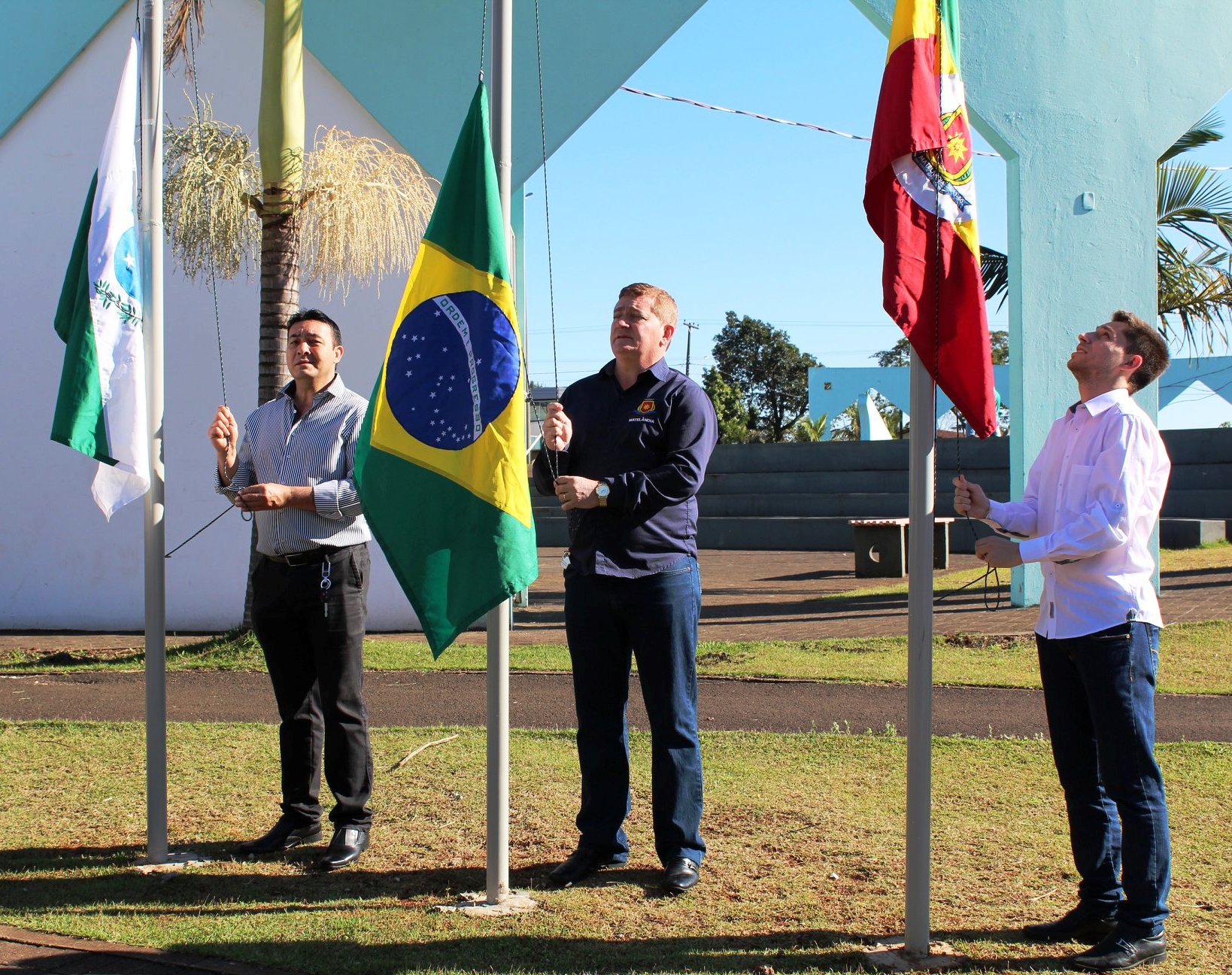 Vereadores prestigiam desfile de 7 de Setembro.