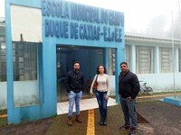 Vereadores verificam problemas estruturais da Escola do Campo Duque de Caxias de Vila Esmeralda.